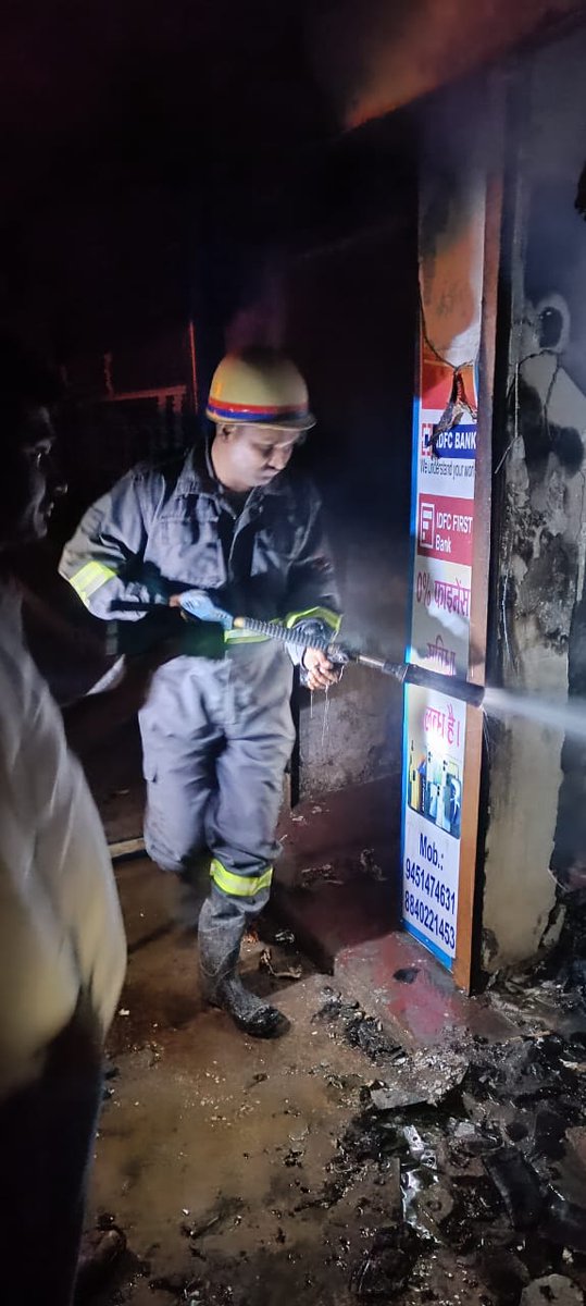 pratapgarhfire's tweet photo. #अग्निकांड 
#प्रतापगढ के जेल रोड स्थित एस.आर. इंटरप्राइजेज में आग लग जाने की सूचना पर @fspratapgarh की टीम द्वारा घटनास्थल पर पहुंचकर त्वरित कार्यवाही व साहस का परिचय देते हुए आग को पूर्ण रूप से बुझाकर आगे बढ़ाने से रोक दिया गया @pratapgarhpol @fireserviceup https://t.co/IrDQLNhVMe