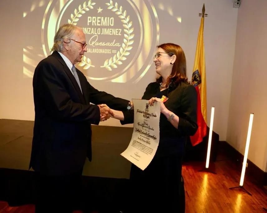 INCancerologia's tweet photo. @INCancerologia es reconocido con el premio Gonzalos Jiménez de Quesada por sus 89 años al servicio de los colombianos. 
Felicidades a la #FamiliaINC. #Porelcontrolintegraldelcancer https://t.co/vKu8Q4MIe0