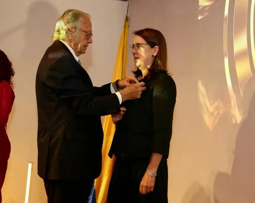 INCancerologia's tweet photo. @INCancerologia es reconocido con el premio Gonzalos Jiménez de Quesada por sus 89 años al servicio de los colombianos. 
Felicidades a la #FamiliaINC. #Porelcontrolintegraldelcancer https://t.co/vKu8Q4MIe0