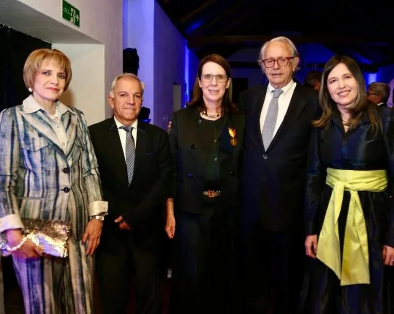 INCancerologia's tweet photo. @INCancerologia es reconocido con el premio Gonzalos Jiménez de Quesada por sus 89 años al servicio de los colombianos. 
Felicidades a la #FamiliaINC. #Porelcontrolintegraldelcancer https://t.co/vKu8Q4MIe0