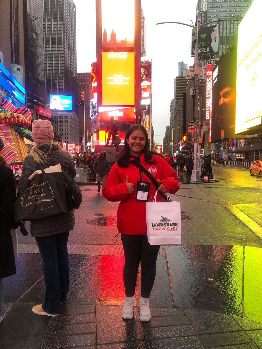 Hall_Pride's tweet image. 🐊 Gator Alert 🐊
Look for Senior Priya Kozich around 10:30 a.m.during the Macy’s Day parade. She will be marching in the 4th band. Look for her in the 2nd line in the middle of the saxophones. 
We can’t wait to see you, Priya! 💛💙

#hallpride 🐊 #hallyeah #classof2024