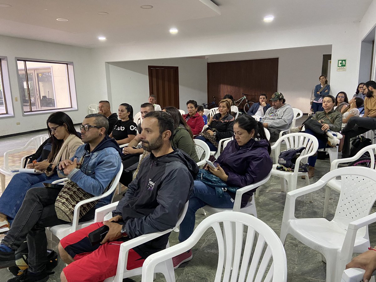 erumzls's tweet photo. #TransformamosEspaciosParaLaVida
Socializamos con la comunidad y deportistas los avances de las obras complementarias de la pista de BMX del Bosque Popular el Prado 🚲🚲🚲 https://t.co/YCayLzuAUc