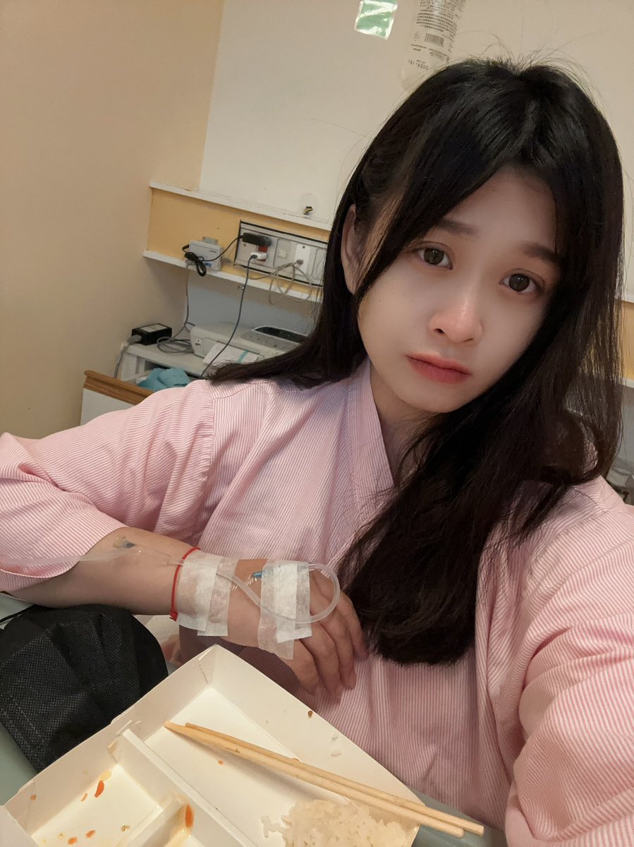 WanDa96563996's tweet photo. 關於11月4日早上7點半破水落紅
9點就在我的產檢診所待產
本以為半夜0點前就會出來殊不知..
就這樣一直耗到隔日早晨6點37分才分娩出來
這關主線任務花了我快24H
醫生：7點生不出來好像就要破腹了
護士：媽媽 你憋氣出力不能漏氣
不然時間到 要剖腹喔！
兩個護士齊力的用手肘猛壓我肚子..
簡直人生跑馬燈 https://t.co/WE8s1EuL88
