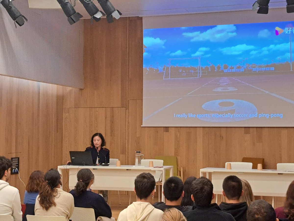 CasaAsia's tweet photo. Esta tarde hemos colaborado en la presentación sobre las oportunidades de #estudios y #becas para #China para futuros estudiantes en @CTransformadors, junto con @joves_barcelona, @ConfuciBCN, @ConsulChinaBcn, projecte #XEIX y la Asociación Cultural Popular China. https://t.co/9tdlKGnQph