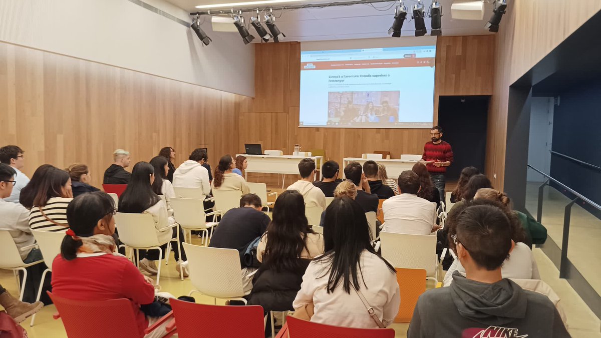 CasaAsia's tweet photo. Esta tarde hemos colaborado en la presentación sobre las oportunidades de #estudios y #becas para #China para futuros estudiantes en @CTransformadors, junto con @joves_barcelona, @ConfuciBCN, @ConsulChinaBcn, projecte #XEIX y la Asociación Cultural Popular China. https://t.co/9tdlKGnQph