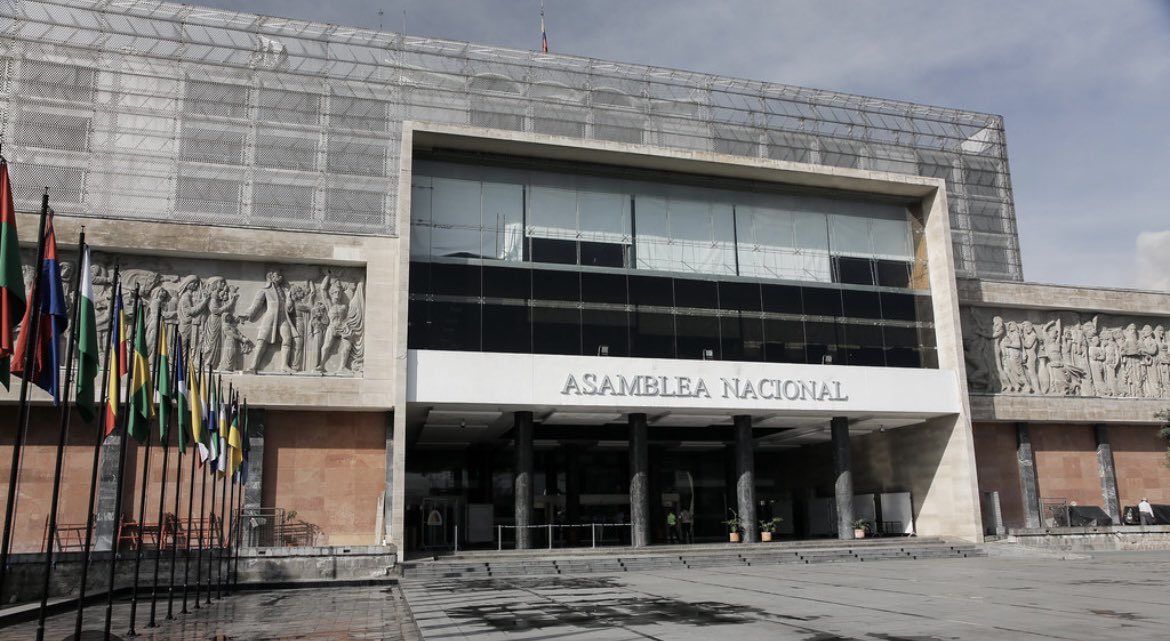 jimmyjairala's tweet photo. LOS SUPER PODERES DE LA ASAMBLEA

   Ud se ha preguntado alguna vez por qué en este país tiene tanto poder la Asamblea Nacional? Por qué hay funcionarios de organismos de justicia y control que no pocas veces tienen que “ceder espacios” y agachar la cabeza con determinadas bancadas?
   Sencillo. El PLENO de la Asamblea por disposición constitucional, es el que posesiona a la Corte Constitucional, Corte Nacional de Justicia, Fiscal General del Estado, Contralor General del Estado, Defensor del Pueblo, Superintendente de Bancos, de Compañías, Procurador…y la lista es larga. TODAS las autoridades de control que designa de acuerdo a la Ley el @CpccsEc -por ejemplo-, están sometidas al “muñequeo” que comienza por garantizarles el quórum -para arrancar- y luego los votos, NO SIEMPRE a cambio de nada. Esa es la génesis de la demoledora influencia de la Asamblea Nacional.
   Qué tal si el presidente @DanielNoboaOk incluye una pregunta en la Consulta Popular para que el pueblo -el soberano- decida si esas autoridades deben ser POSESIONADAS por el organismo que las elige o designa o por el Presidente de la República y NO por los legisladores?. 
   Esta es una forma de bajarles las revoluciones a partidos, movimientos y hasta “chullos votos” que acomodan sus intereses a los espacios que demandan a los funcionarios. En otras palabras, que le ponen valor a la mano alzada.
   Tendremos Consulta. Qué tal si se incluye una pregunta así?