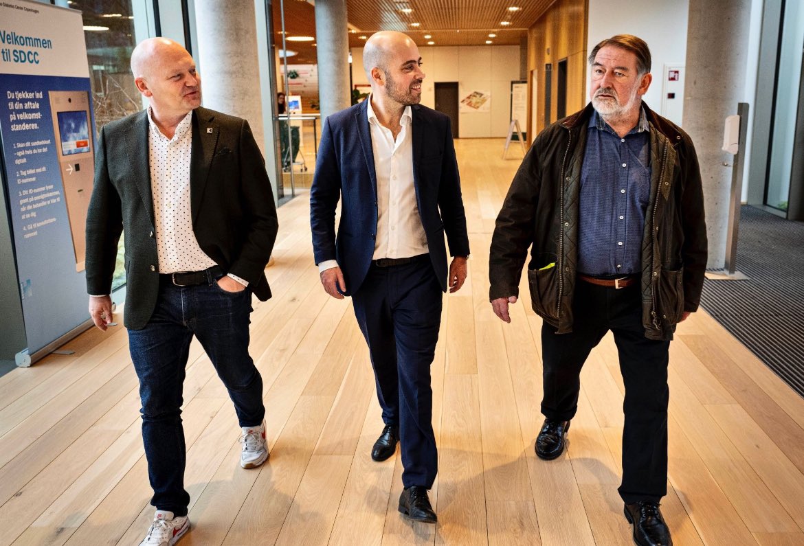 Magnus T Jensen (@magnustjensenmd) on Twitter photo Det var en fornøjelse at få besøg af regionsrådsformand <a href="/larsgaardhoj/">Lars Gaardhøj</a> på <a href="/Stenodiabetes/">Steno Diabetes Center Copenhagen</a> til et indblik i et godt liv med kronisk sygdom. En snak med 67-årige Sven m. #diabetes i 30 år om kæmpe forbedringer - fra insulin-ampuller til automatiske pumper. <a href="/Sundpol/">@sundpol</a> #digitalisering Det var en fornøjelse at få besøg af regionsrådsformand <a href="/larsgaardhoj/">Lars Gaardhøj</a> på <a href="/Stenodiabetes/">Steno Diabetes Center Copenhagen</a> til et indblik i et godt liv med kronisk sygdom. En snak med 67-årige Sven m. #diabetes i 30 år om kæmpe forbedringer - fra insulin-ampuller til automatiske pumper. <a href="/Sundpol/">@sundpol</a> #digitalisering