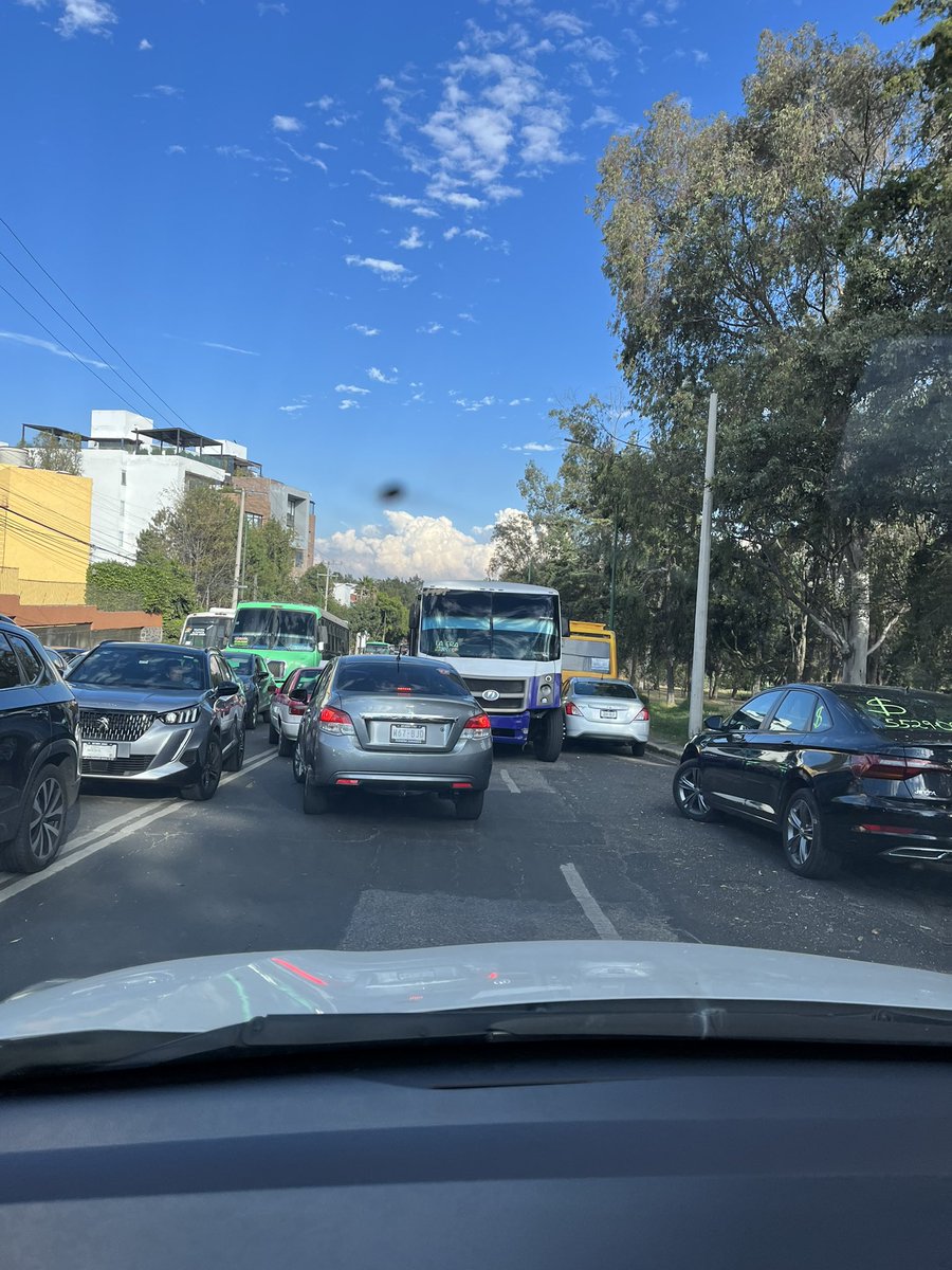 PiaTvr's tweet photo. URGE apoyo en la calle Glaciar. Camiones en sentido contrario, súper agresivos, los que van acompañando a los choferes insultando y pegándole a los coches con las manos.
@LaSEMOVI @lialimon @AlcaldiaAO @TransitoCdMx https://t.co/dWaNYjaCf5