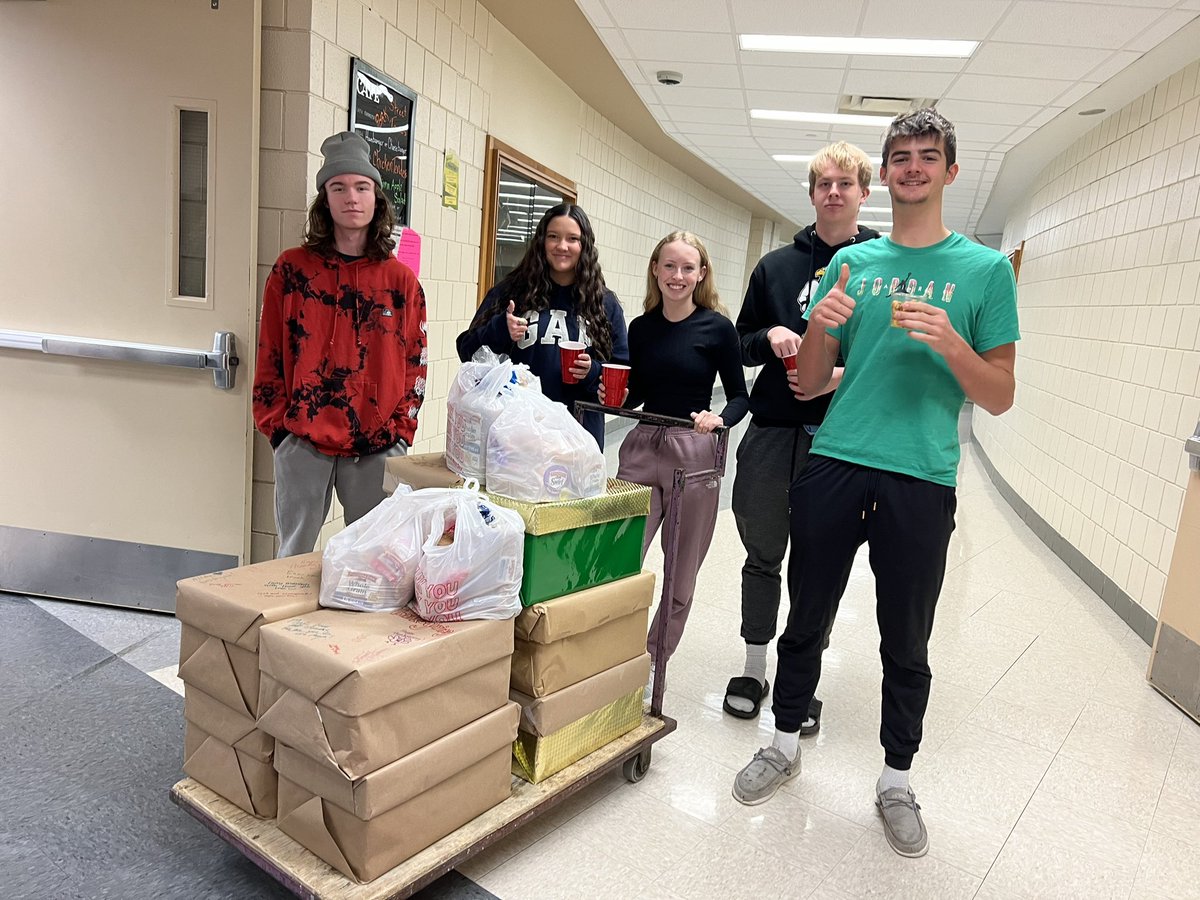 c_e_haakenson's tweet photo. Thankful to @Jennieo for generous donations for Feast boxes for fall break! Mrs. Kris’s husband made it possible, and our Spartan staff spread a bunch of love by filling the rest of the requests! Students helped load it all up for delivery. 💚 💛 🦃 https://t.co/xaJFc4PdfE
