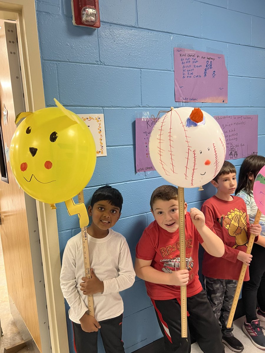 Mrs__Eden's tweet photo. Balloons over Meadow 2nd grade parade!! 🎈🎈🎈 #mineolaproud @MeadowDriveElem @AndreaRomano11 https://t.co/09P6lMgSRb