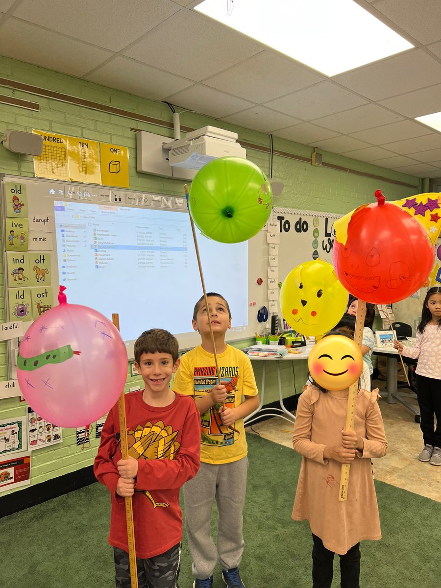 Mrs__Eden's tweet photo. Balloons over Meadow 2nd grade parade!! 🎈🎈🎈 #mineolaproud @MeadowDriveElem @AndreaRomano11 https://t.co/09P6lMgSRb