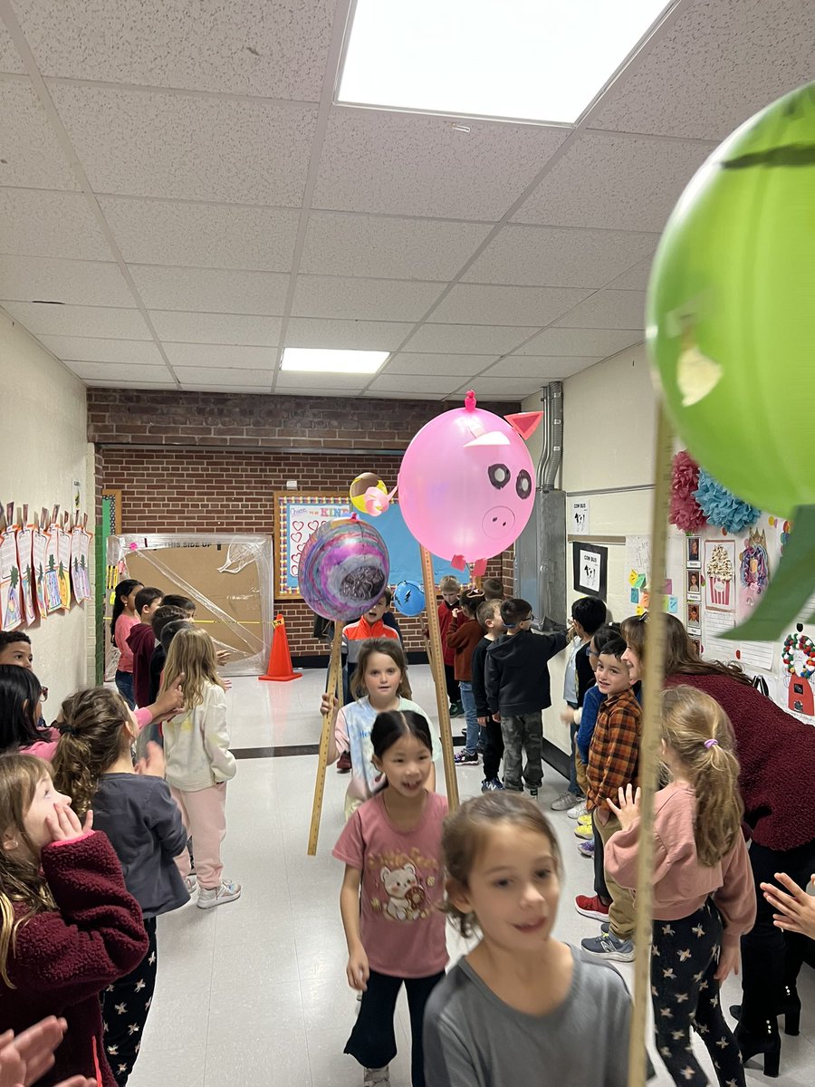 Mrs__Eden's tweet photo. Balloons over Meadow 2nd grade parade!! 🎈🎈🎈 #mineolaproud @MeadowDriveElem @AndreaRomano11 https://t.co/09P6lMgSRb