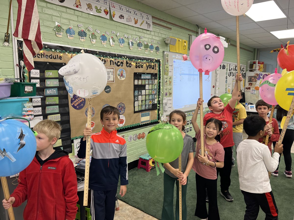 Mrs__Eden's tweet photo. Balloons over Meadow 2nd grade parade!! 🎈🎈🎈 #mineolaproud @MeadowDriveElem @AndreaRomano11 https://t.co/09P6lMgSRb