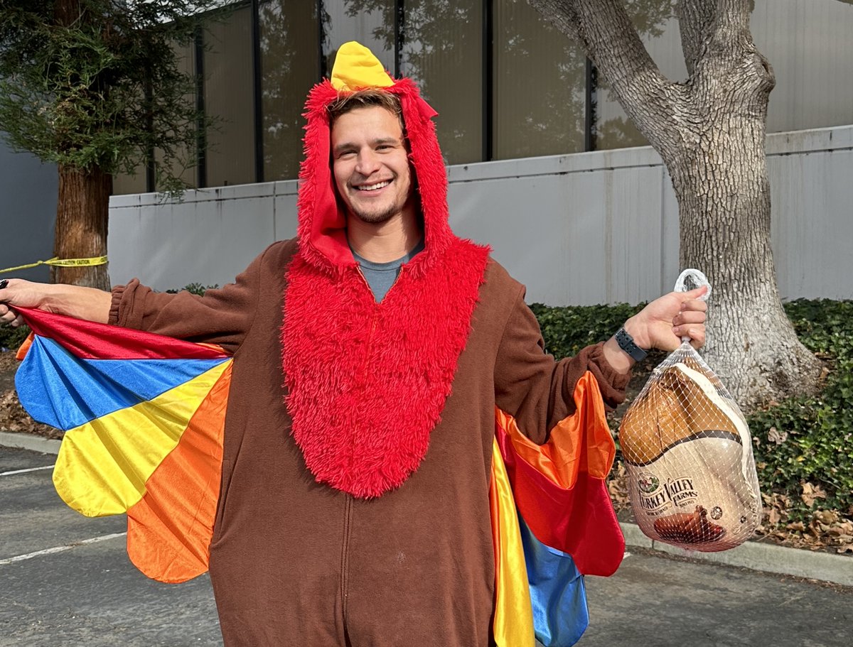 Big smiles all around at today's annual <a href="/ALOM_GLOBAL/">ALOM</a> staff Thanksgiving turkey and cookie giveaway. For every turkey given to a staff member, a nearly equal number are being donated to local charitable organizations to help feed those in need on Thanksgiving Day. #EndHunger