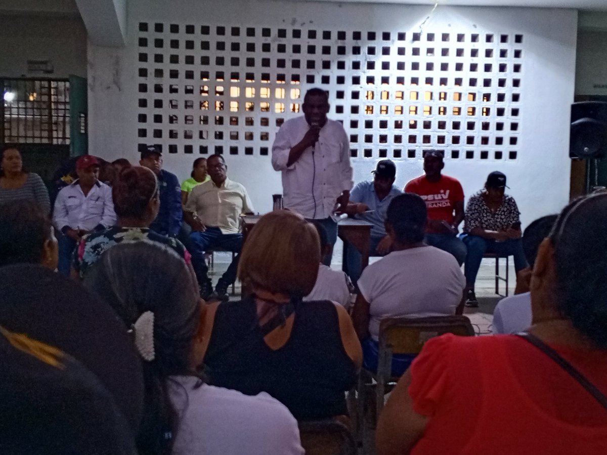 Jefe del Comando de Campaña <a href="/venezuelatoda_/">Venezuela Toda</a> <a href="/Monterolapsuv/">Jesús A. Monterola</a> lleva a cabo reunión con líderes y Lideresas de la Parroquia Tacarigua de la Laguana afinando detalles para la victoria de la Patria este 3 de Diciembre.
#UnidadEstudiantil
<a href="/NicolasMaduro/">Nicolás Maduro</a> 
<a href="/HectoRodriguez/">Héctor Rodríguez C.</a> 
<a href="/PartidoPSUV/">PSUV</a>