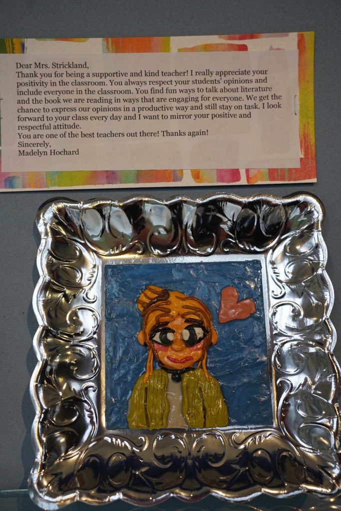 AuburnCityEdu's tweet photo. GALLERY OF GRATITUDE🖼️💙: Tricia Oliver’s art students at East Samford School created portraits of their teachers with letters of thanks attached! #ThankALTeachers 

Click the Link Tree in our bio to see more on #AuburnCitySchools Facebook or Instagram! https://t.co/zfPlCIulBK
