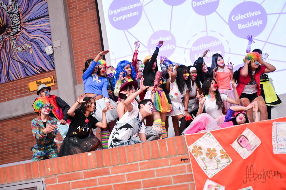 EdnaBonillaSeba's tweet image. 🧡Nuestro #ProgramaECO trasciende las instalaciones de colegios públicos y privados.

🙋🏽🙋🏻‍♂️Las inicitativas que nacen en cada uno de ellos transforman la realidad de toda la comunidad educativa. Así fue el Encuentro Distrital: 
educacionbogota.edu.co/portal_institu…