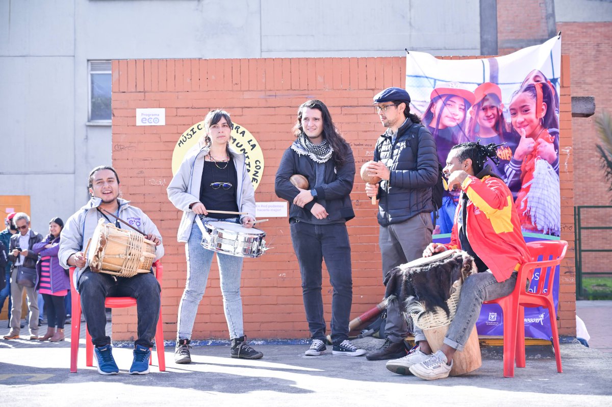 EdnaBonillaSeba's tweet image. 🧡Nuestro #ProgramaECO trasciende las instalaciones de colegios públicos y privados.

🙋🏽🙋🏻‍♂️Las inicitativas que nacen en cada uno de ellos transforman la realidad de toda la comunidad educativa. Así fue el Encuentro Distrital: 
educacionbogota.edu.co/portal_institu…