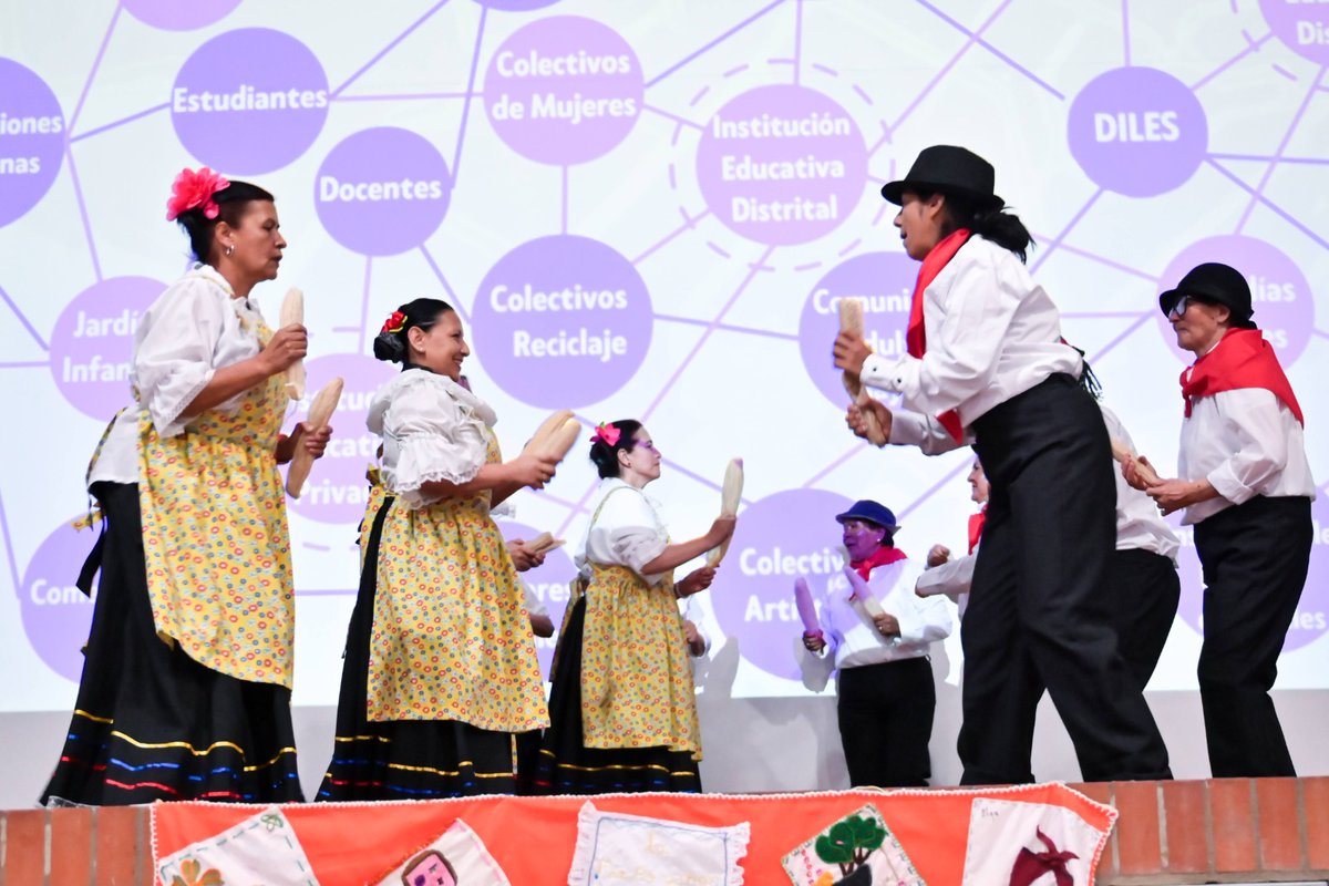 EdnaBonillaSeba's tweet image. 🧡Nuestro #ProgramaECO trasciende las instalaciones de colegios públicos y privados.

🙋🏽🙋🏻‍♂️Las inicitativas que nacen en cada uno de ellos transforman la realidad de toda la comunidad educativa. Así fue el Encuentro Distrital: 
educacionbogota.edu.co/portal_institu…