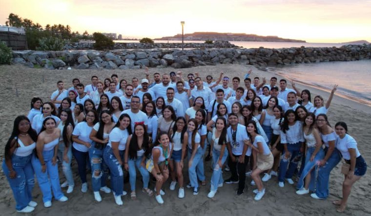 Promo102udoanz's tweet photo. Feliz día del estudiante universitario les desea la #Promo102 💙 https://t.co/RgemIak8pP