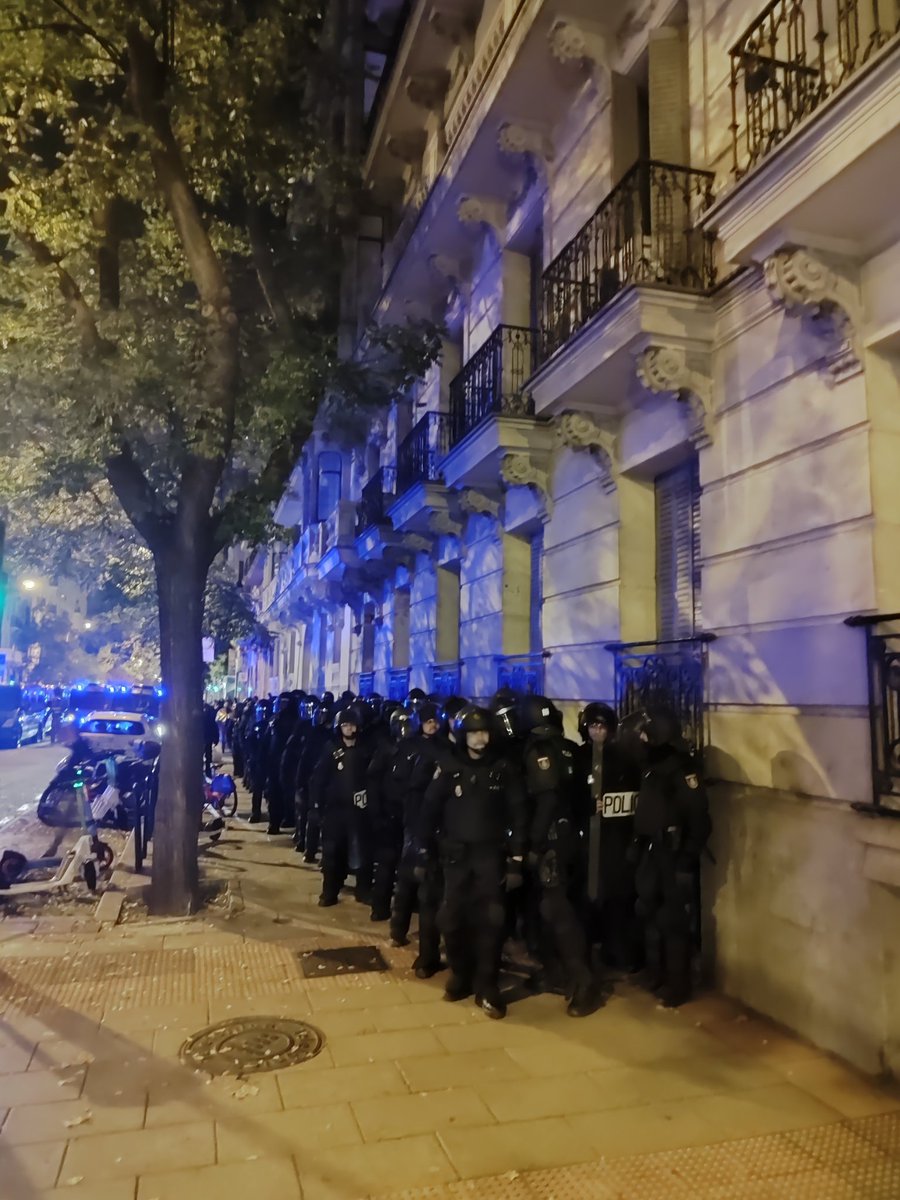 GuillermoRocaf1's tweet image. Las #UIPs de la @policia son lo más parecido en la Tierra a las Tropas de la Seguridad Imperial de la serie cinematográfica La Guerra de las Galaxias.
Reparten la misma #LEÑA en nuestro Planeta que en todo el Universo conocido.
Estamos viviendo una película en directo en la Calle…