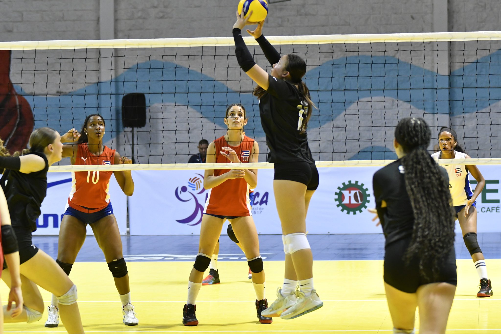 Canada 🇨🇦 opens NORCECA Girls' U17 with a tie-break win against Cuba 🇨🇺  🇨🇦 3-2 (26-28, 25-18, 16-25, 25-11, 15-9) vs 🇨🇺 Top Scorers…