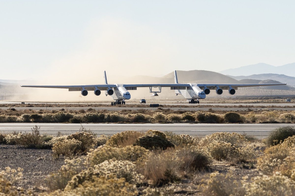 FronteraSpacial's tweet photo. EL MÁS GRANDE DEL MUNDO ✈️

Stratolaunch sigue preparándose para el primer vuelo propulsado del vehículo hipersónico Talon-A. Este martes 21, completaron con éxito una prueba de rodaje del mega-avión Roc, la primera vez con propelentes reales cargados 🚀 https://t.co/UheTQIhb5R