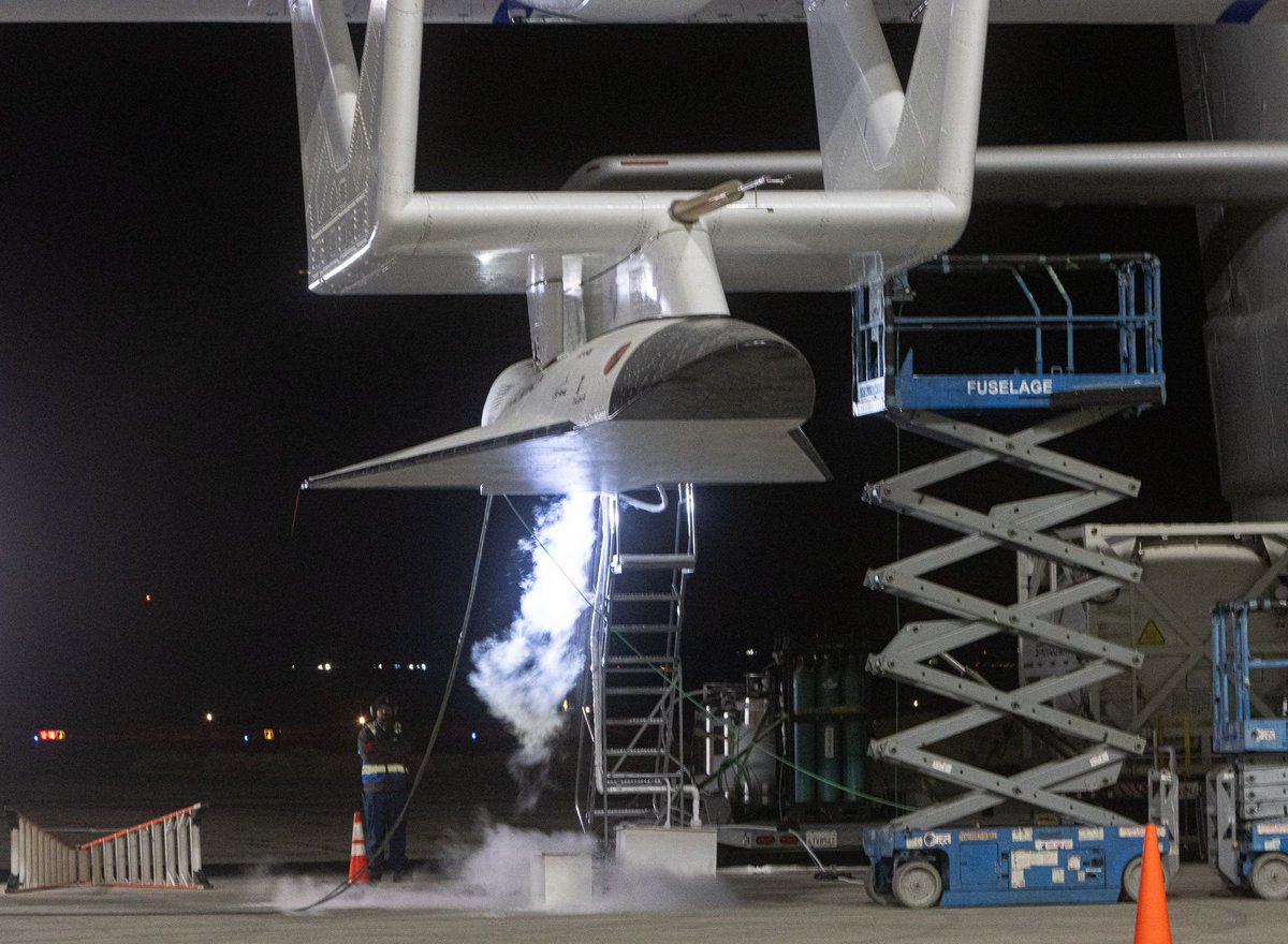 FronteraSpacial's tweet photo. EL MÁS GRANDE DEL MUNDO ✈️

Stratolaunch sigue preparándose para el primer vuelo propulsado del vehículo hipersónico Talon-A. Este martes 21, completaron con éxito una prueba de rodaje del mega-avión Roc, la primera vez con propelentes reales cargados 🚀 https://t.co/UheTQIhb5R