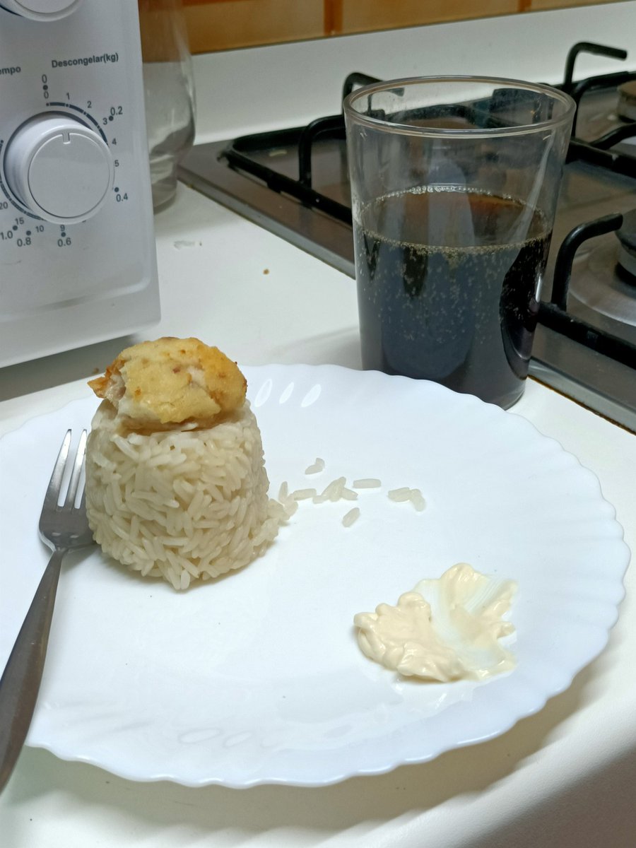 Llamo a este plato "croqueta deconstruida con arroz", acompañado con una ligera Cocacola zero zero con un sabor amanerado que potencia su fino sabor a fritanga.