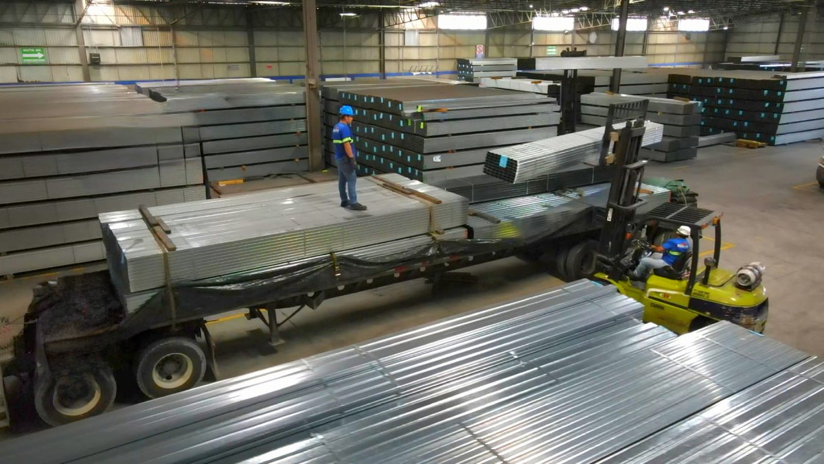 masntvhn's tweet photo. #MNTV | ¡Histórico! 
#Alutech entra al mercado bursátil de #Panamá con programa de $100 millones. 

Tras un proceso exhaustivo de revisión que concluyó con éxito, #Alutech recibió la aprobación del mercado de capitales panameño para poder iniciar la emisión de un programa de bonos corporativos por un valor de 100 millones de dólares (equivalente a más de 2,500 millones de lempiras). 

Gustavo López, gerente de Estructuración Financiera de Grupo Emco Holding, proyecta que la empresa cerrará este año 2023, con una colocación de 20 millones de dólares en bonos corporativos. Los restantes, 80 millones de dólares, que completan el programa aprobado por Latinex, serán colocados en varias series en 2024, según la planificación de la compañía.