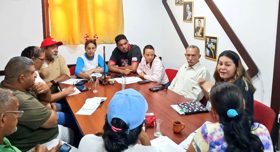 CMPazCastillo's tweet photo. Concejales y concejalas se reunieron en la Comisión de Mesa N° 28, con representantes de transporte de Aseo Urbano dónde surgieron propuestas para mejorar el servicio a lo largo y ancho del municipio Paz Castillo. #UnidadEstudiantil https://t.co/fdzem5jdWE