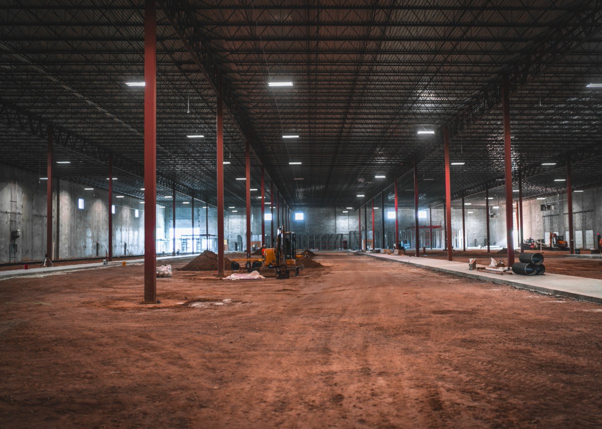 RoncoOmaha's tweet image. Our team is diligently crafting excellence at the heart of I-80 Logistics Hub. We're currently working on flooring and framing of this 320,000 SF warehouse that stands as the pinnacle of the industrial park.  @WhiteLotusGroup 

 #RoncoBuilt #construction  #Omaha #OmahaNebraska