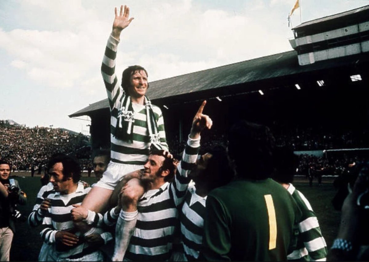 Billy McNeill salutes the Celtic fans for one last time at Hampden in 1975 after beating Airdrie 3-1 in the SCF in his last game for Celtic <a href="/mcneill_libby/">Libby McNeill</a>