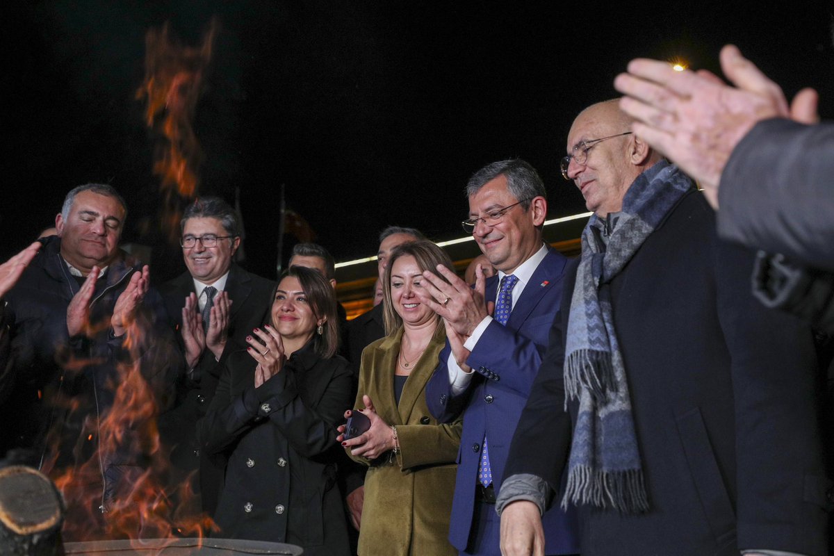 Bugün Genel Başkanımız Sn. Özgür Özel ve Ankara İl Başkanımız Sn. Ümit Erkol’un katılımlarıyla Yargıtay darbesine karşı adalet ateşini yakmak için bir araya geldik. Partililerimiz ve adalet sevdalılarıyla birlikte Yargıtay Başkanlığı’nın önünde nöbetteydik. Biz Cumhuriyet Halk