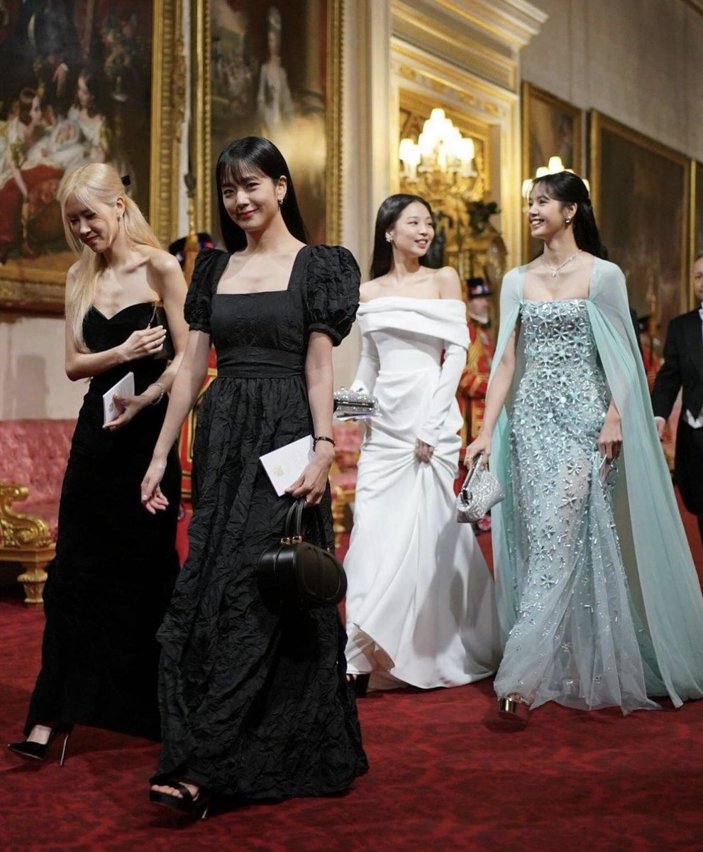 ruby_kuku's tweet photo. ロンドンのバッキンガム宮殿で行われた晩餐会に出席したBLACKPINK

あまりにも4人がプリンセス過ぎる、、、🥹💕 https://t.co/JALeBKP3Ps