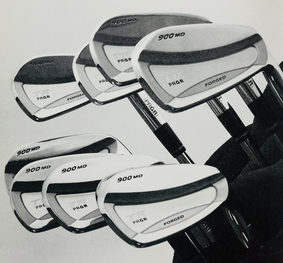 PRGR_JAPAN's tweet photo. 新900シリーズのフラッグシップモデルとして登場したのが「TR 900 MD」（2005年）です。

プロ、上級者の求める操作性、構えやすさを維持しつつ、従来のツアーモデルアイアンよりヘッドサイズを大きくしてやさしさ（許容性）をプラス。400cm³を超える大型ヘッドドライバーが主流となるなかで、ドライバーのヘッドサイズとのつながりも意識したモデルでした。

ちなみに「MD」の意味は、"MID SIZE"と"MILD"な打感から来てます😊

https://t.co/E3TNbpoHd2