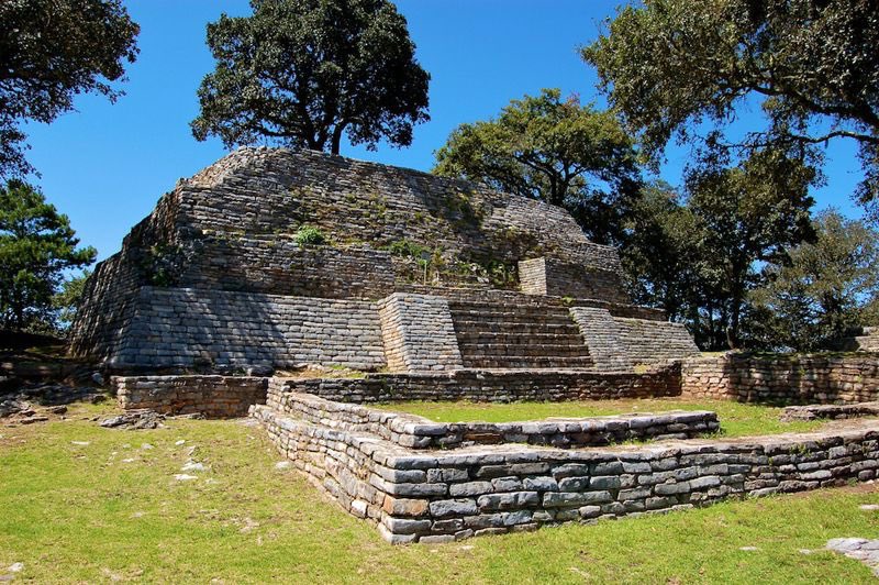 SECTUR_mx's tweet photo. 🌿🍃Explora el legado histórico en la zona arqueológica de #Ranas y #Toluquilla, ubicada en el encantador #PuebloMágico de #SanJoaquín, en #Querétaro. 🇲🇽✨

📜🦎En medio del bosque, descubre terrazas, templos y juegos de pelota que narran la rica historia de este lugar único.🤩 https://t.co/r5i6Nft2xu