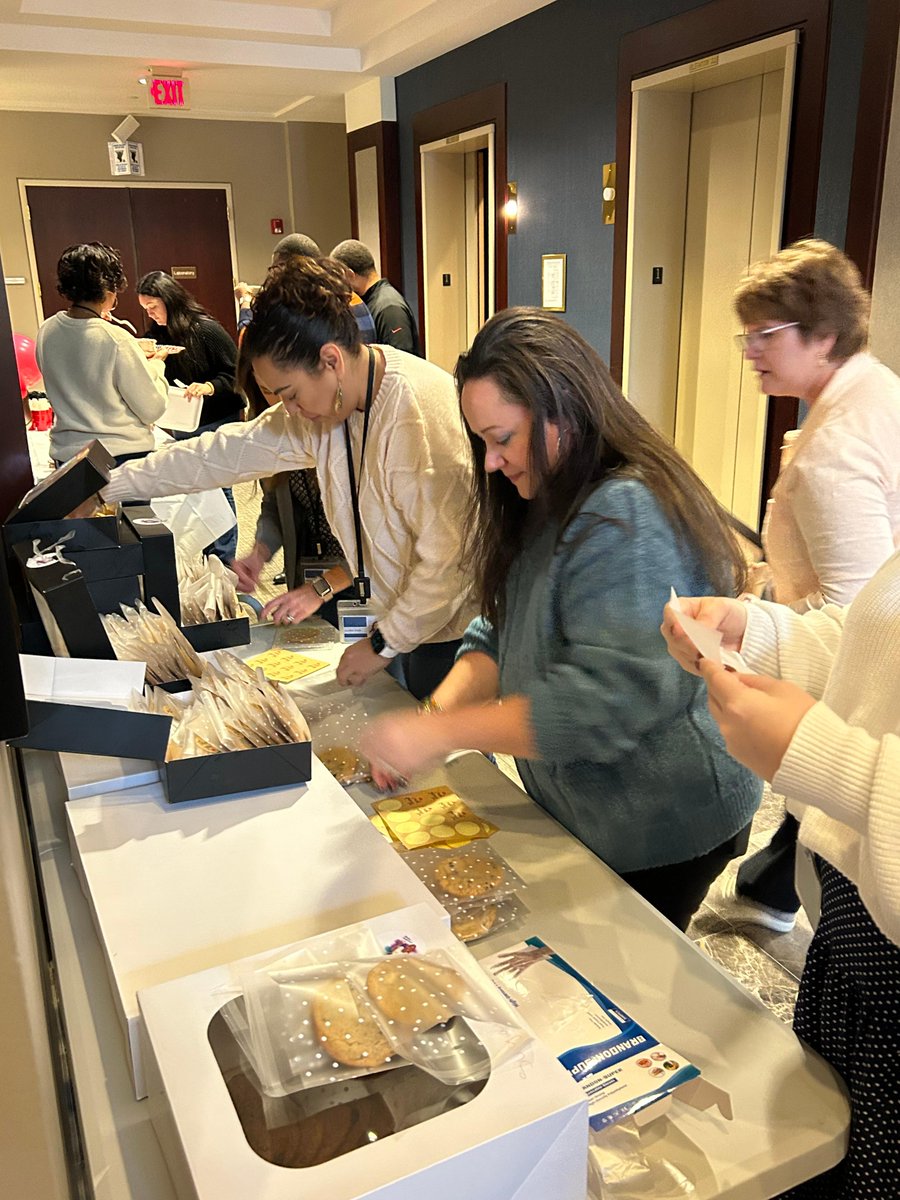 VetBridgeHome's tweet photo. 🍪 Kudos to Domtar Paper for hosting #CookiegramsForVeterans on 11/15/23! 🎉This collaboration with VBH brings cheer to 275+ cookiegrams to SC Veterans in Gaffney, Florence, and Columbia. Thank you for your service! 🇺🇸❤️ #Domtar #BeTheBridge #VBHSC
@DomtarEveryday @4SCVETS https://t.co/0VdhaXBsfM