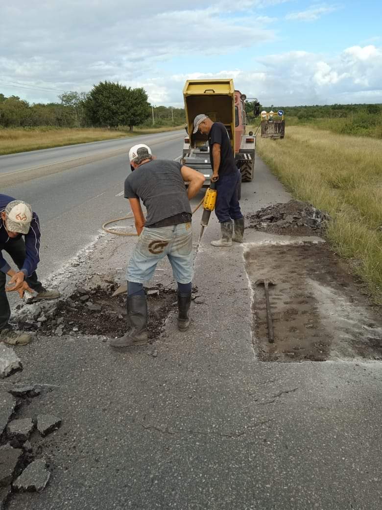 La Empresa de mantenimiento vial de #Matanzas laboró #hoy en el bacheo Vía Rápida Varadero Cárdenas. Trabajo que resultó de excelente calidad, garantizando así la seguridad vial y el confort de los usuarios de la vías. #MatancerosEnVictoria @EPTMatanzas #Vialidad @DiazCanelB