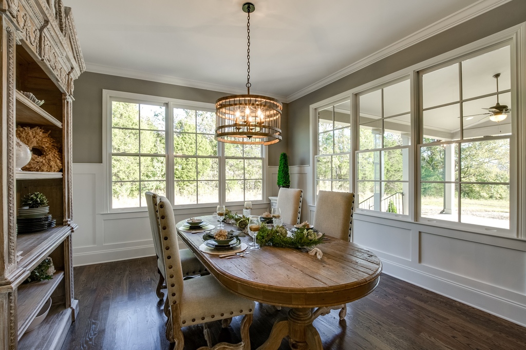 _WoodridgeHomes's tweet image. Our dining rooms make the perfect gathering space for any occasion! 🧡 It's almost time to set the table for a memorable Thanksgiving feast. What’s on your menu this year? 

📸 @360nash

#woodridgehomes #nashvillebuilder #homebuilder #customhomes #nashvilletn #newconstruction