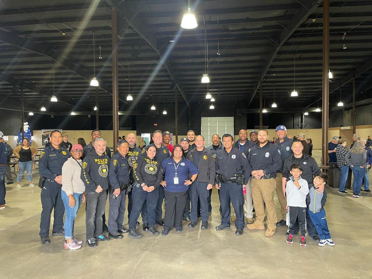 NhatthienNguyen's tweet photo. Great Blue Thanksgiving event at Pasadena Convention Center where @houstonpolice along with @hcso @PearlandPD @AAPOATEXAS @PasadenaPDTX and volunteers try to make a difference to our citizens with over 1000 dinners https://t.co/IoAsVJTz1I
