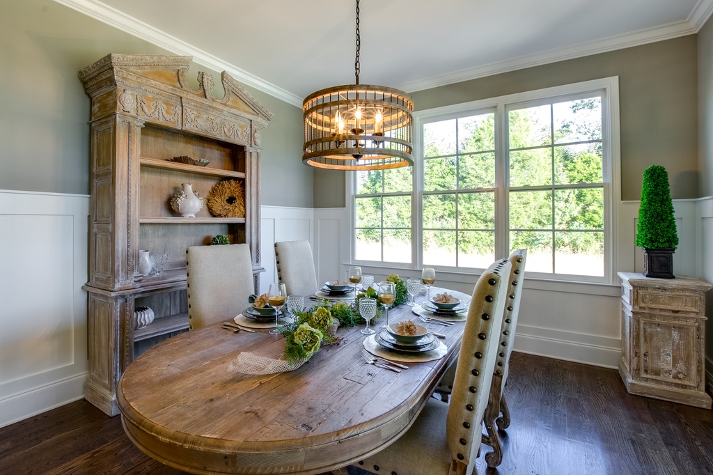 _WoodridgeHomes's tweet image. Our dining rooms make the perfect gathering space for any occasion! 🧡 It's almost time to set the table for a memorable Thanksgiving feast. What’s on your menu this year? 

📸 @360nash

#woodridgehomes #nashvillebuilder #homebuilder #customhomes #nashvilletn #newconstruction