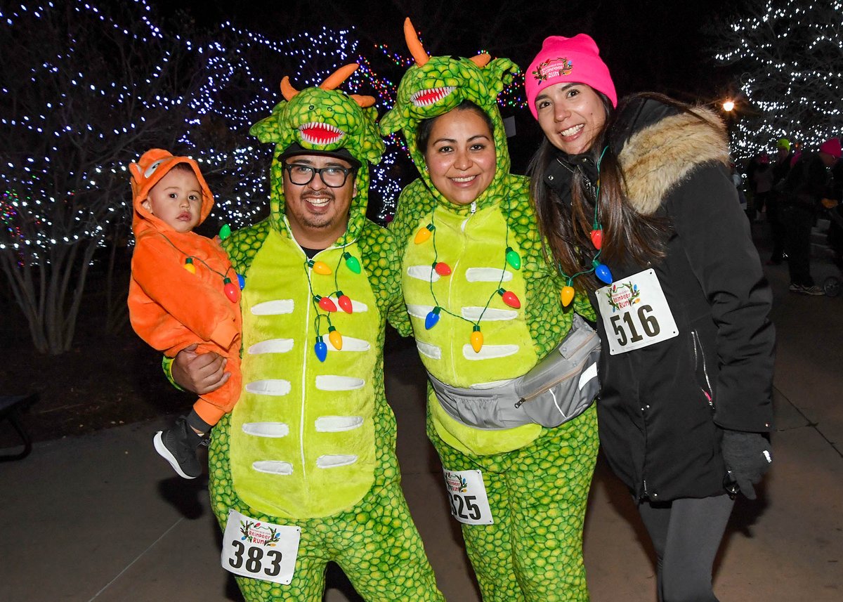 brookfield_zoo's tweet image. 🎄 Thank you to all of our festive friends who came out to Brookfield Zoo for #ReindeerRun on Saturday! Take a sneak peek at just some of our 2 million+ lights in the photos, and see them for yourself when Holiday Magic begins Friday, November 24! CZS.org/HolidayMagic