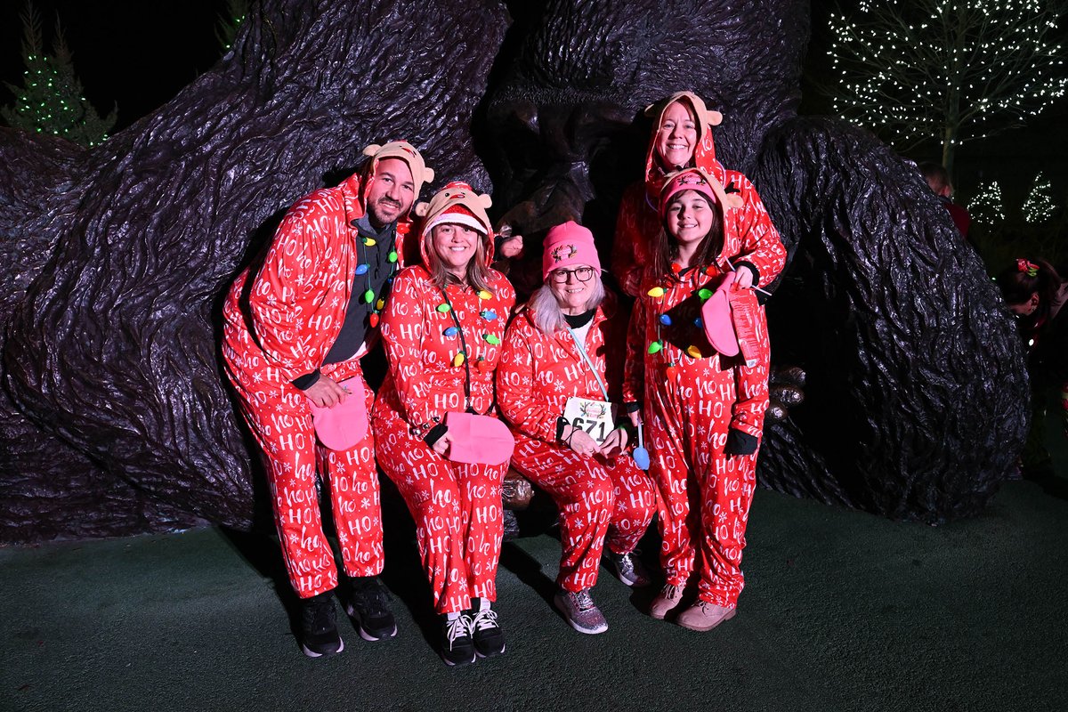 brookfield_zoo's tweet image. 🎄 Thank you to all of our festive friends who came out to Brookfield Zoo for #ReindeerRun on Saturday! Take a sneak peek at just some of our 2 million+ lights in the photos, and see them for yourself when Holiday Magic begins Friday, November 24! CZS.org/HolidayMagic