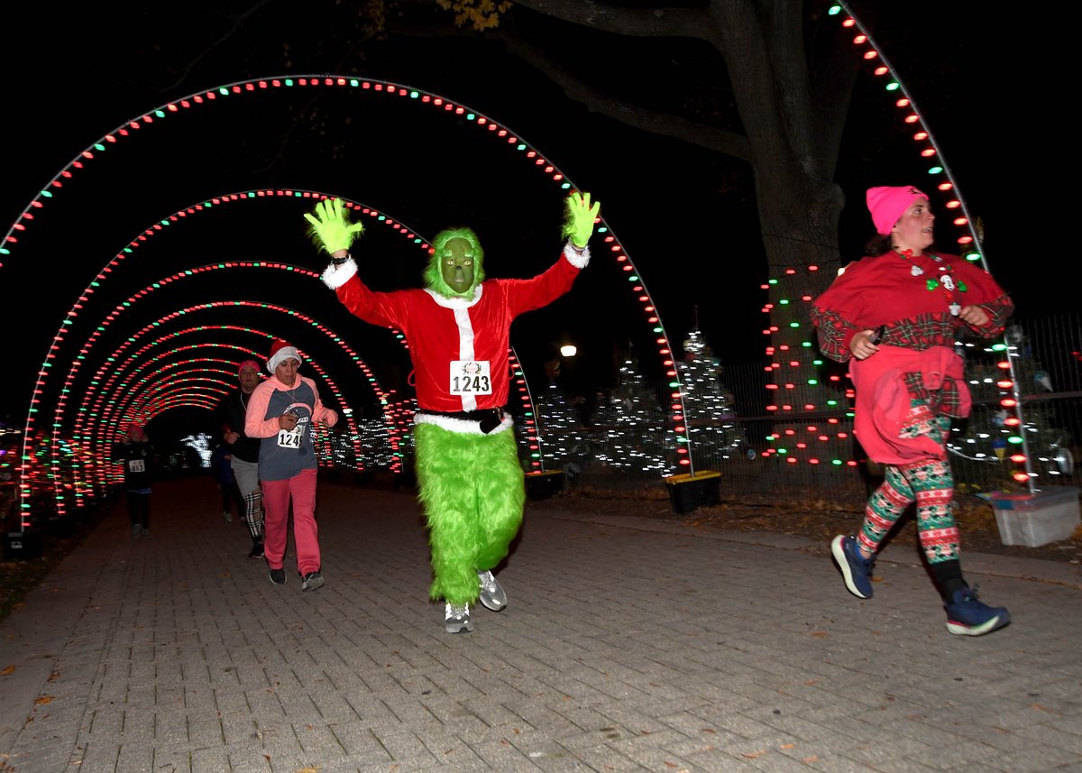 brookfield_zoo's tweet image. 🎄 Thank you to all of our festive friends who came out to Brookfield Zoo for #ReindeerRun on Saturday! Take a sneak peek at just some of our 2 million+ lights in the photos, and see them for yourself when Holiday Magic begins Friday, November 24! CZS.org/HolidayMagic
