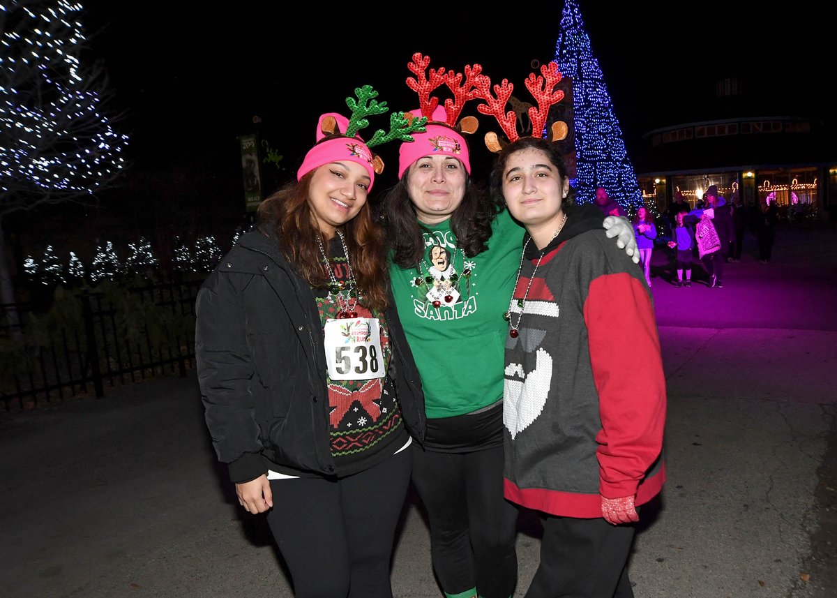 brookfield_zoo's tweet image. 🎄 Thank you to all of our festive friends who came out to Brookfield Zoo for #ReindeerRun on Saturday! Take a sneak peek at just some of our 2 million+ lights in the photos, and see them for yourself when Holiday Magic begins Friday, November 24! CZS.org/HolidayMagic