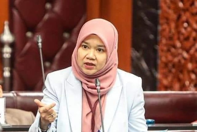 infodemik's tweet photo. TERKINI

Menteri Pendidikan, @FadhlinaSiddiq telah menghantar Notis Tuntutan (LOD) kepada Ahli Parlimen Jasin, Zulkifli Ismail, atas kenyataan fitnah yang dikeluarkan oleh beliau melalui Harakah pada 6 November lalu.

Kandungan notis tuntutan:
1. Memberi tempoh 48 jam untuk menarik balik artikel berkenaan serta memohon maaf tanpa syarat;

2. Memberi akujanji dan jaminan secara bertulis tidak akan menyiarkan lagi apa-apa kenyataan fitnah terhadap Fadhlina;

3. Membayar RM500,000 sebagai gantirugi terhadap kecederaan reputasi yang dialami Fadhlina berikutan penyiaran artikel fitnah berkenaan dan;

4. Defendan iaitu Zulkifli dan Harakahdaily hendaklah menanggung rugi yang dialami Fadhlina berhubung semua kos yang terlibat dalam tindakan ini.

Syabas @FadhlinaSiddiq. Memang ini sahaja cara untuk ajar pemfitnah. 👍🏻