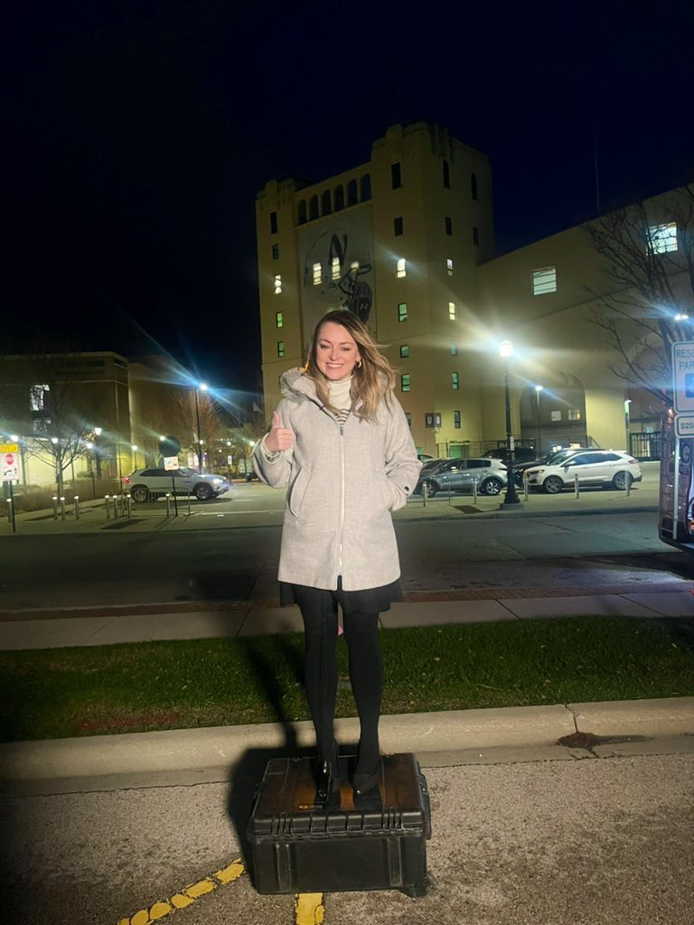 BronaghTumulty's tweet image. When the heels just aren’t cutting it…you sometimes have to break out the @WGNNews light box… 💡 

…where my fellow short reporters at? 👀 

#ShortPeopleProblems #Funsize #TVisGlamorous 💅