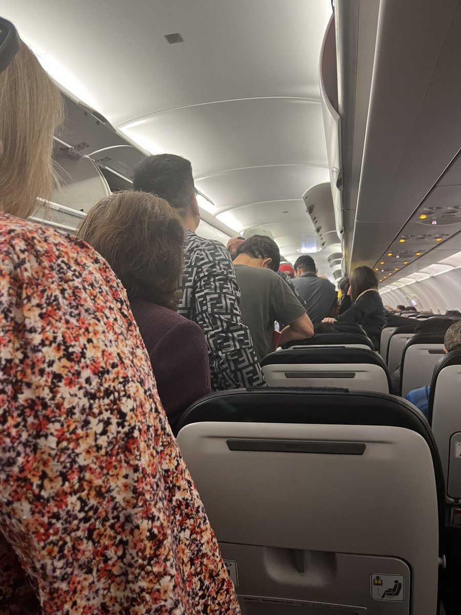 Señores pasajeros , hemos aterrizado en la Ciudad de Quito, favor permanecer sentados, no abrir los compartimientos de equipaje hasta que el avión se detenga por completo y las luces se apaguen

El ecuatoriano :