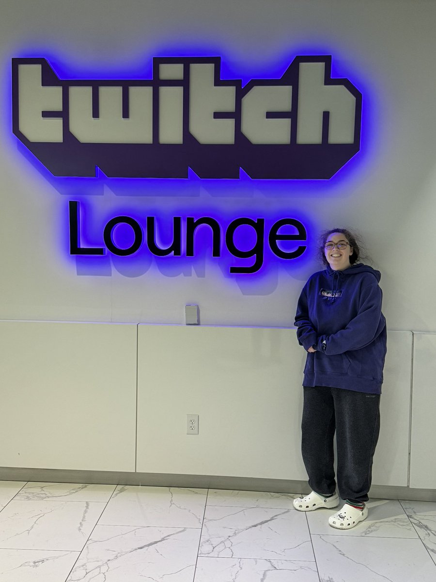 hoodedmane's tweet photo. she’s a streamer ur honor https://t.co/BGzm7AlPIK